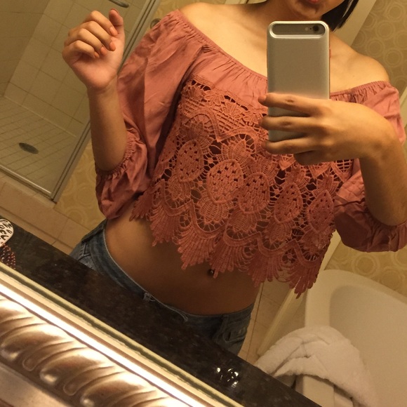 La Hearts Tops - 💥PRICE DROP💥 Off the shoulder crop top